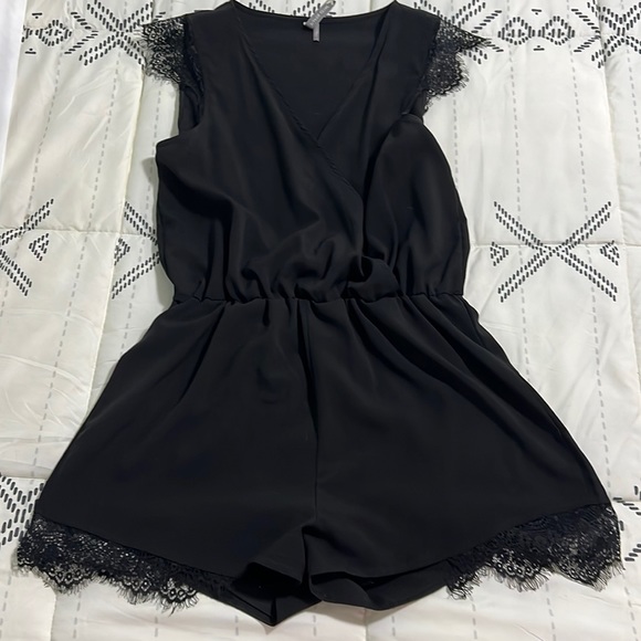 Adorable black romper - Picture 1 of 4